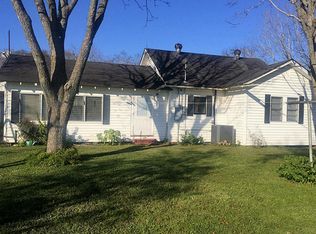 121 Haddock Ln, El Campo, TX 77437