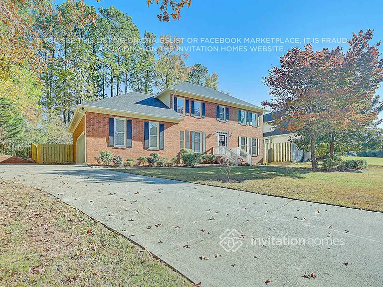 747 Edgewater Ln NW — Photo 2
