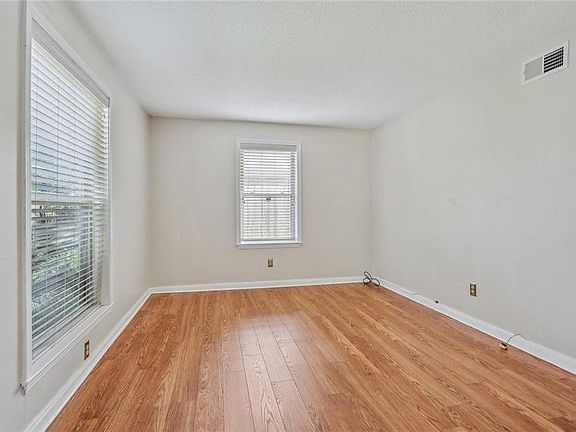 4th image of 2940 Falmouth Dr