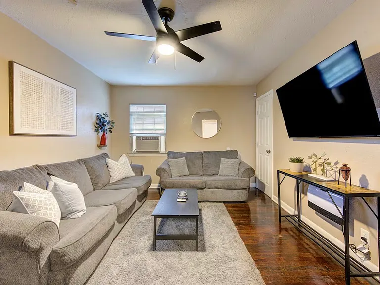 6827 Peerless St #4 — Photo 4