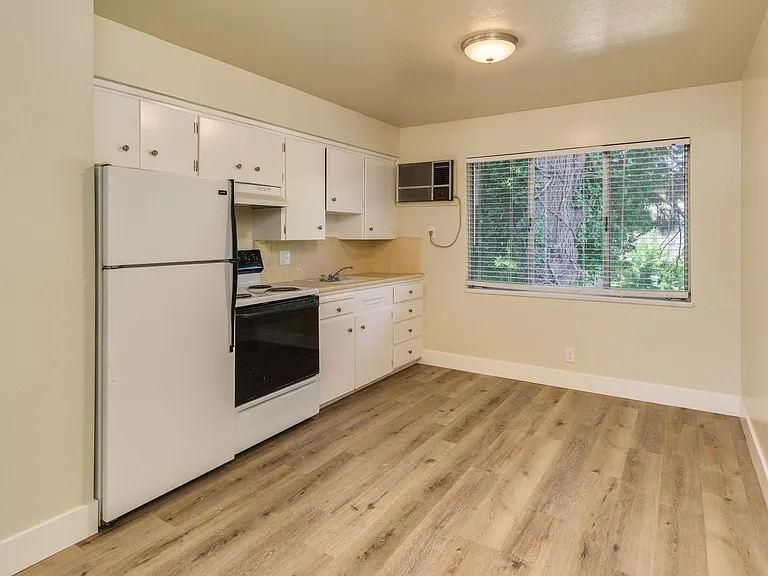 1748 Neal Dow Ave — Photo 4