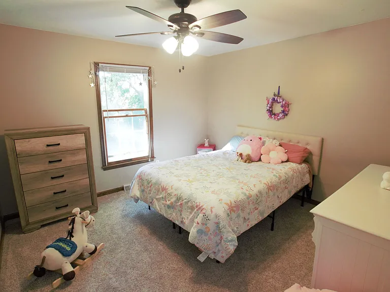 98 Thorndale Cir — Photo 40