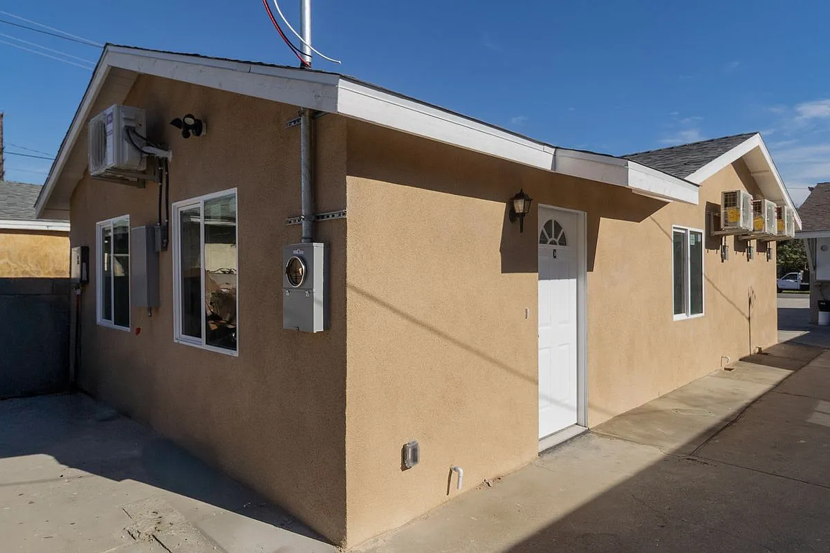 3 bed, 1.5 bath, 720 sqft, $3,100 — Photo 1