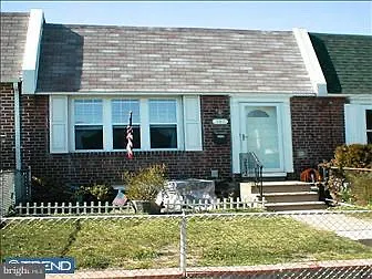 140 Ervin Ave — Photo 1
