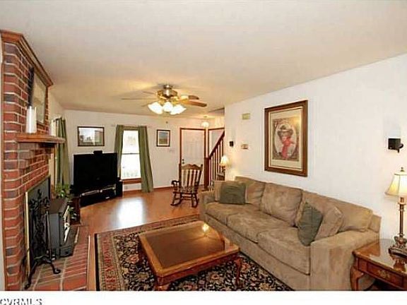 Living room w/fireplace