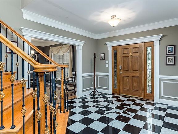 3rd image of 5881 Chaucer Dr