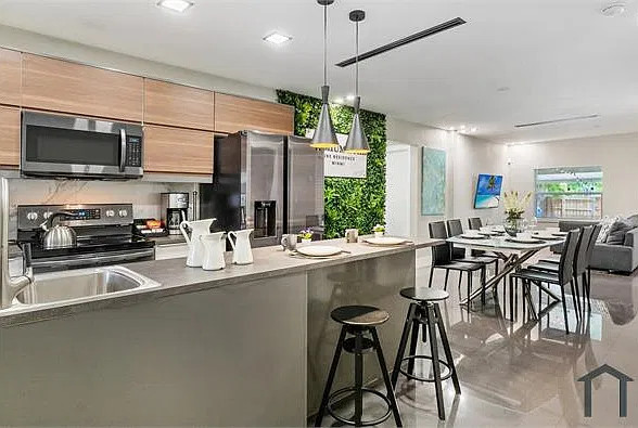 6 bed, $4,999 — Photo 1