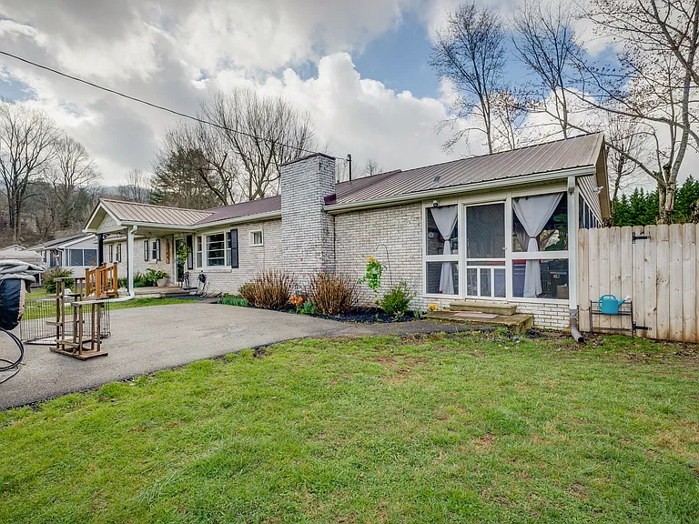 2104 Miller Ln — Photo 32