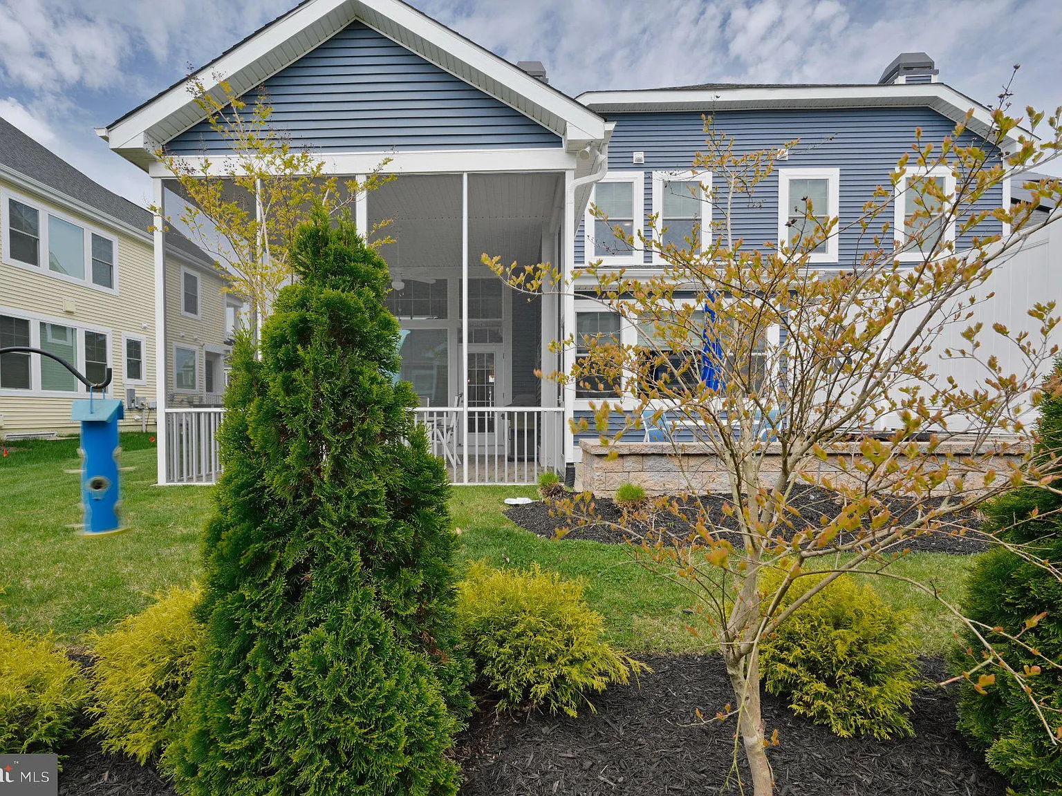 4 bed, 2.5 bath, 2500 sqft, $2,395 — Photo 2