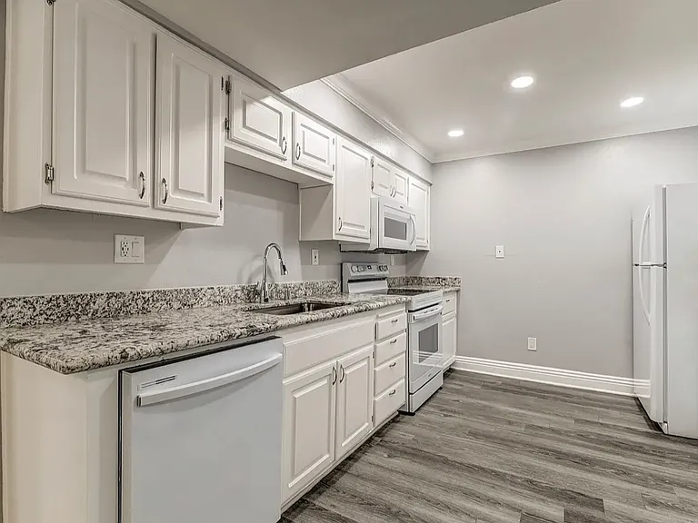 Vista Springs Apartments — Photo 38
