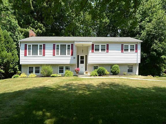 2nd image of 9 Willowbrook Ln