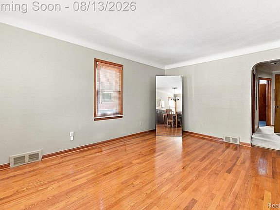 4th image of 17612 Sprenger Ave