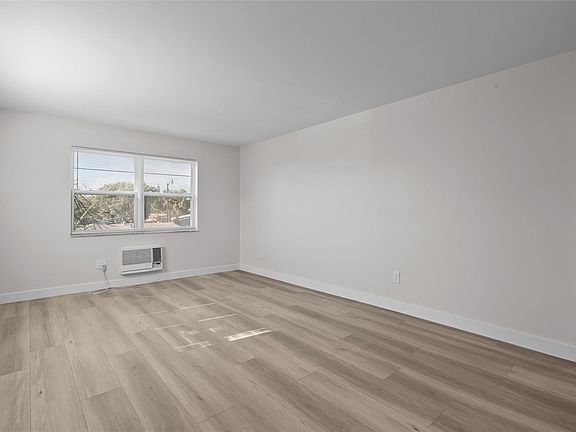 5th image of 1150 E Sample Rd APT 202