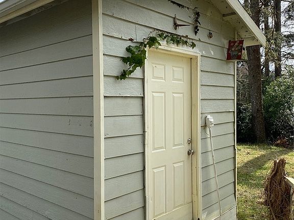 5th image of 215 Dolphin Ave NE