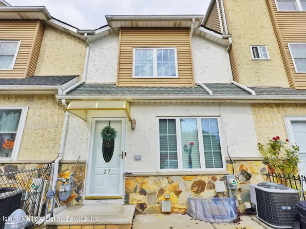 27 Stage Ln, Staten Island, NY 10304
