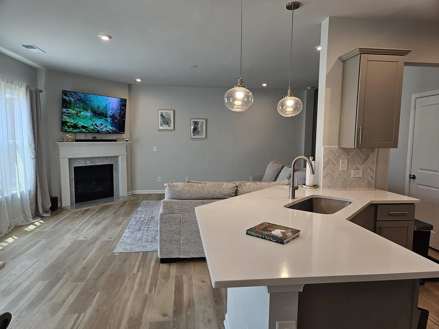 3 bed, 2.5 bath, 1818 sqft, $2,600 — Photo 4