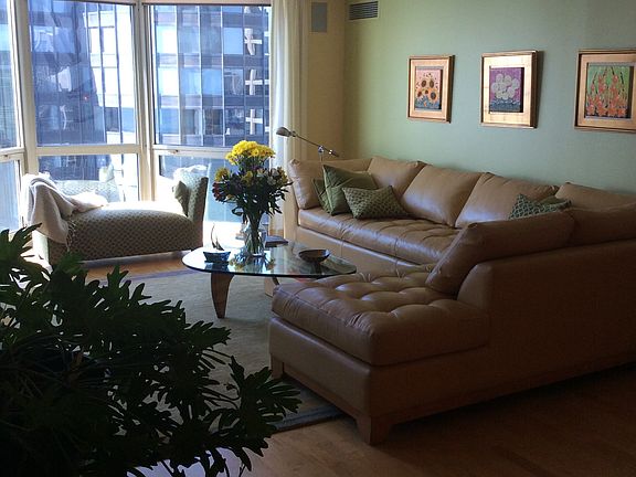 Living room w/lake and city views