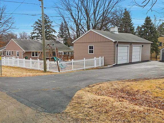 3rd image of 923 Institute Blvd