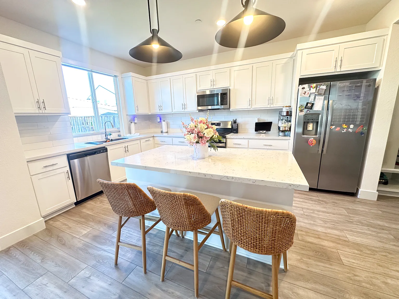 4 bed, 2400 sqft, $3,900 — Photo 3