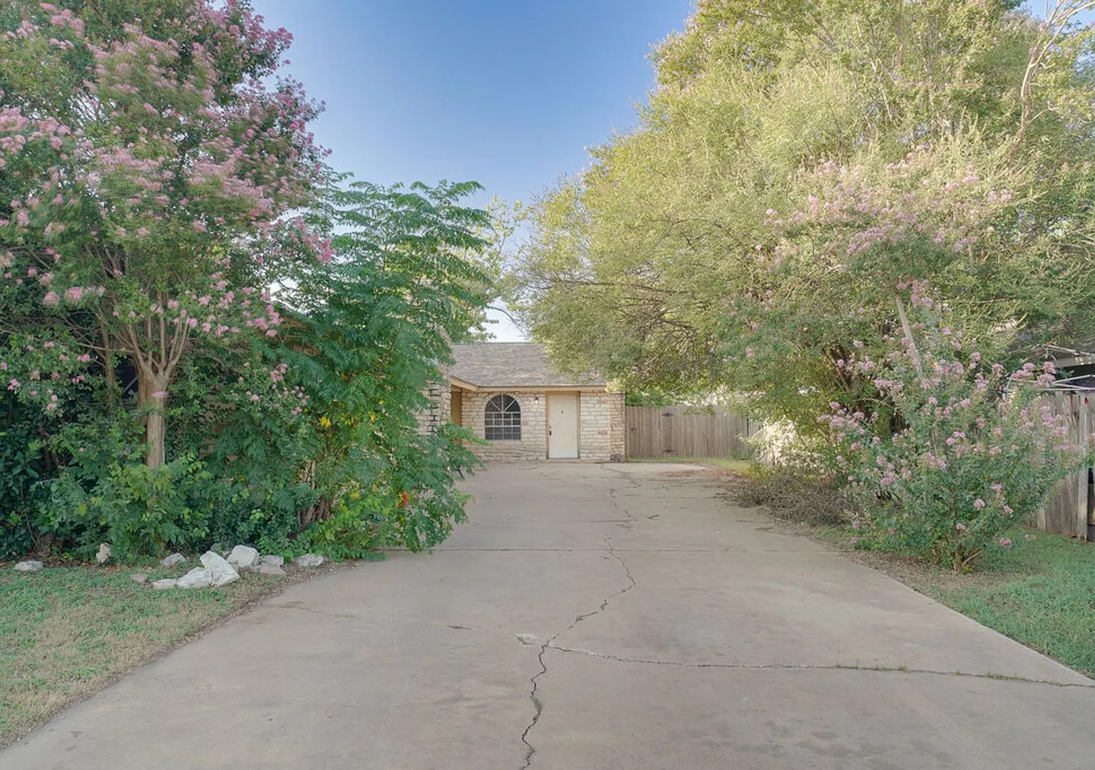 1206 Westcott Dr — Photo 2