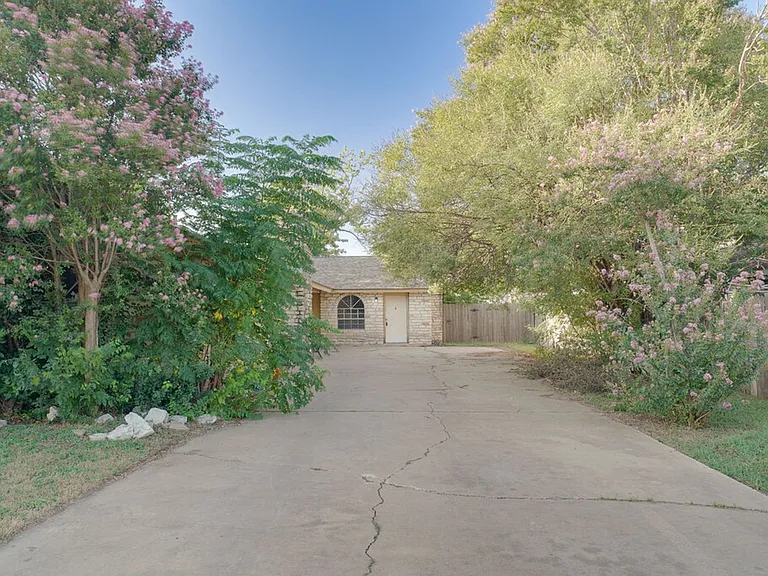 1206 Westcott Dr — Photo 2