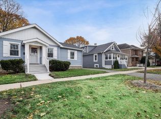 1201 N McKinley Rd, Lake Forest, IL 60045