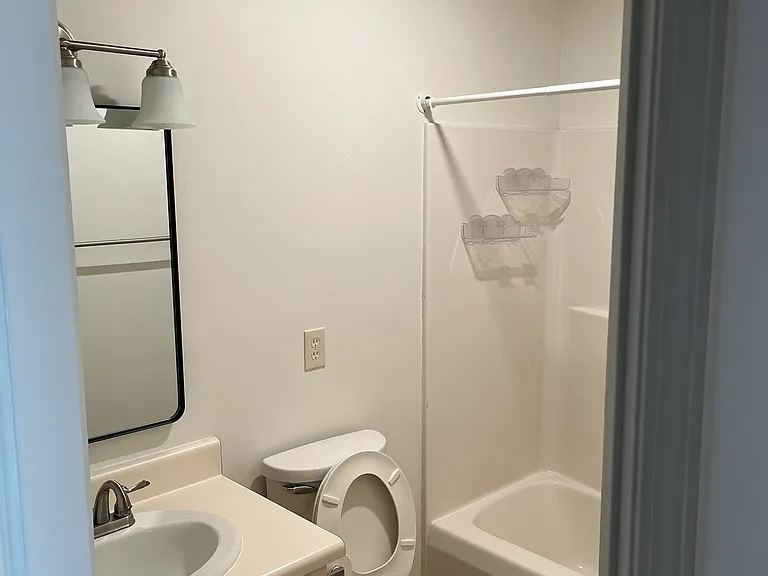 2nd Bath - Off right side of Hallway & before Master Bedroom