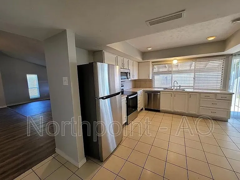 1362 Applegate Dr — Photo 3