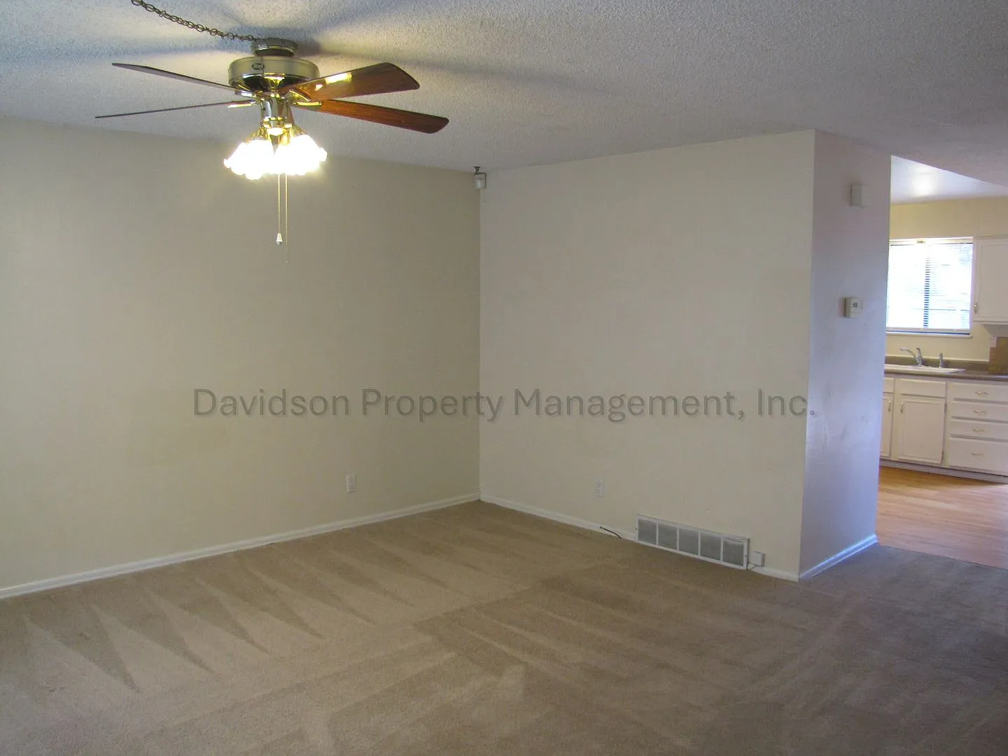 Great 4 Bedroom House in North Colorado Springs — Photo 2