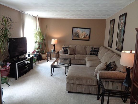 2nd image of 9 Glen Acre Dr