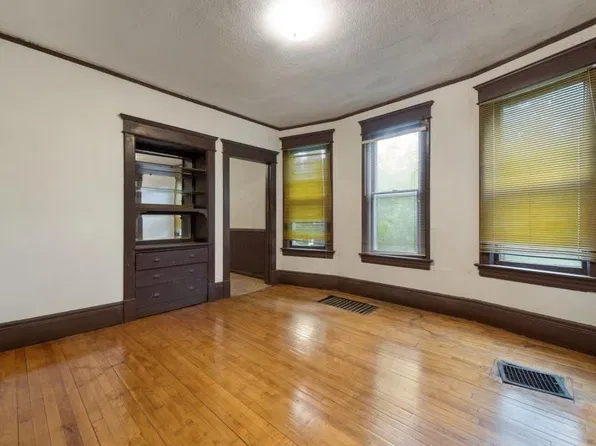 427 Dewey St #3, Saint Paul, MN 55104