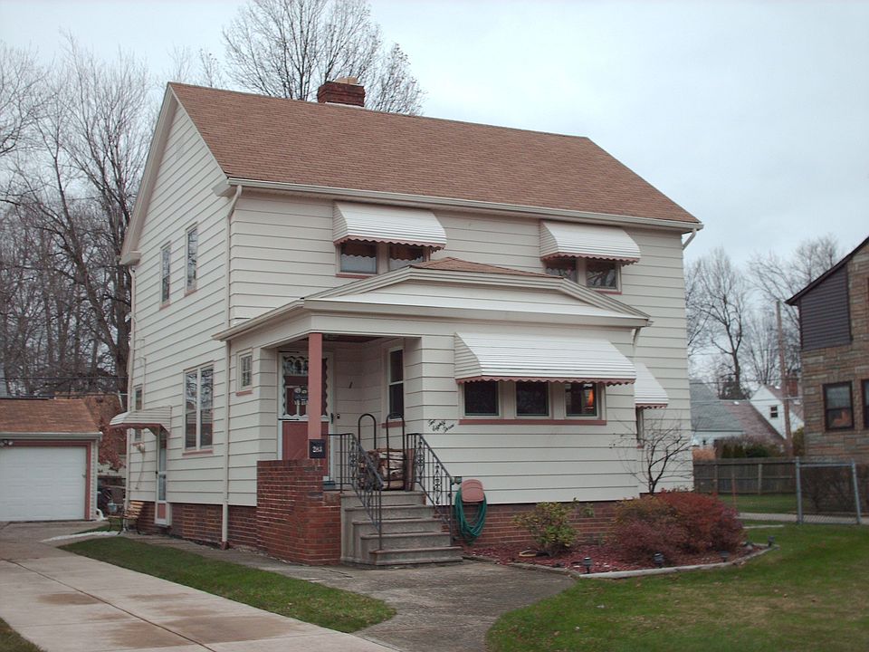 near lakeshore.3 br colonial