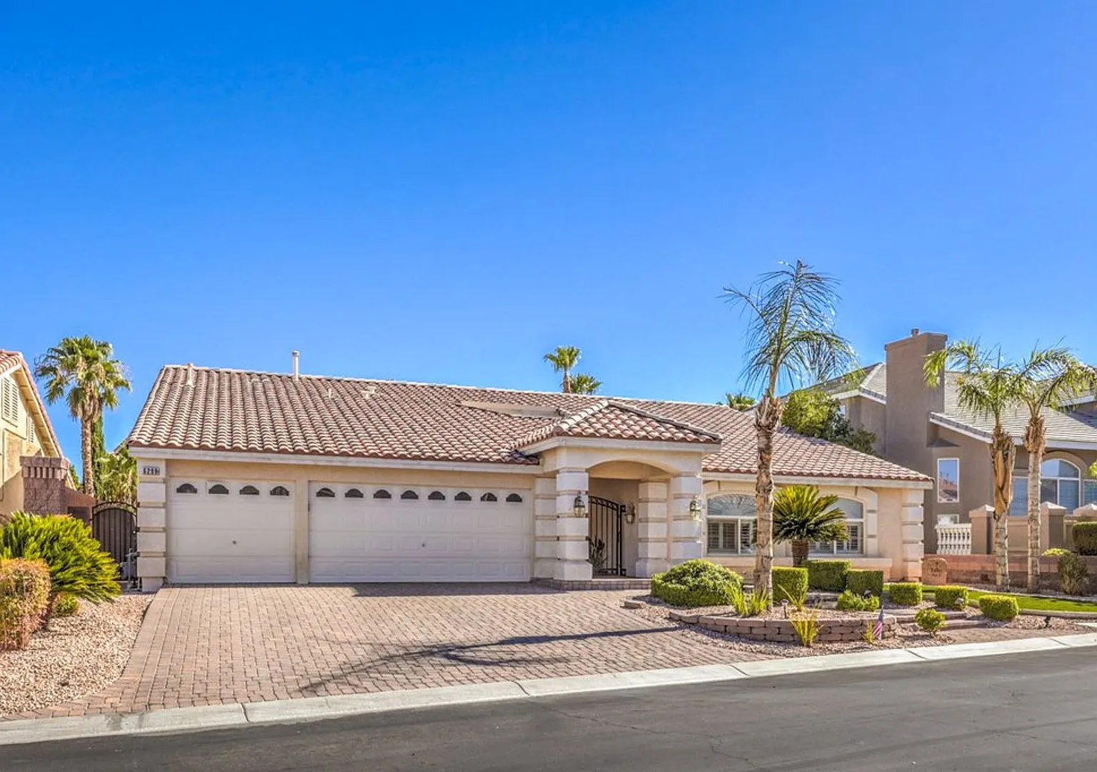 Rare Beautiful 1 story Gated w/ Basement! Pool, Spa and Tiki Bar! — Photo 3