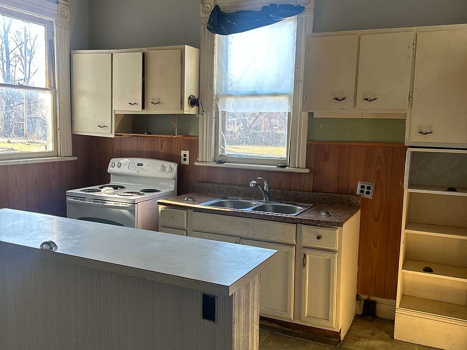 2nd image of 303 E 18th St