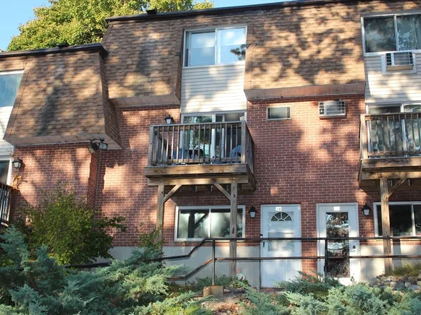 645 Robbins Ave APT 56, Dracut, MA 01826