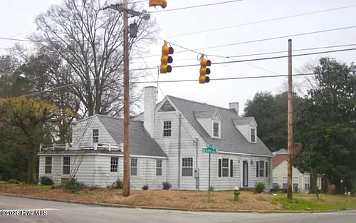 901 Hines St W Photo 1