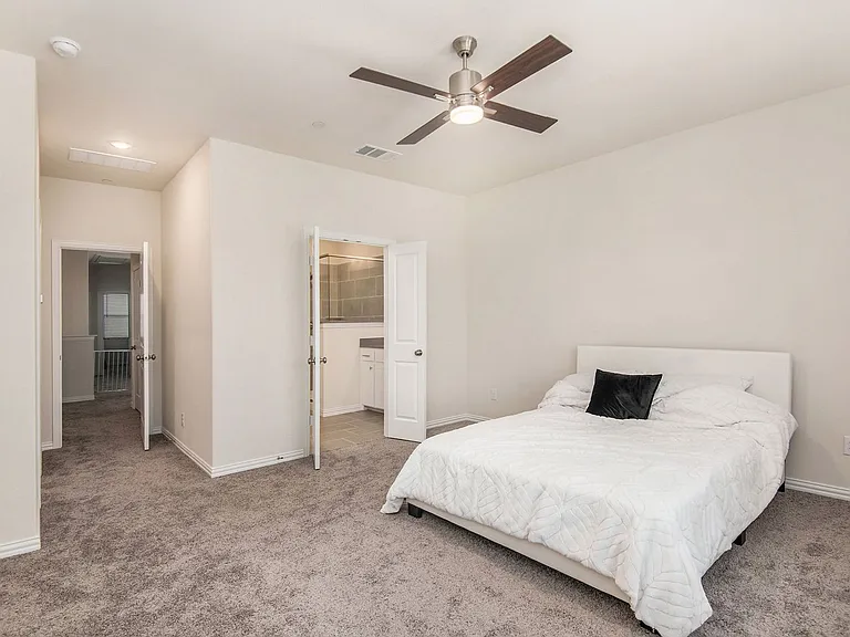 4525 Bishop St — Photo 12