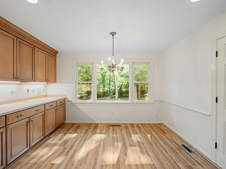 2401 Scarsborough Dr — Photo 14