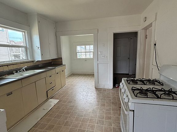 3rd image of 307 SW I St