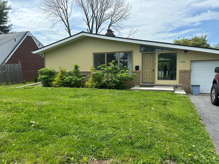 1723 Schoenersville Rd — Photo 1