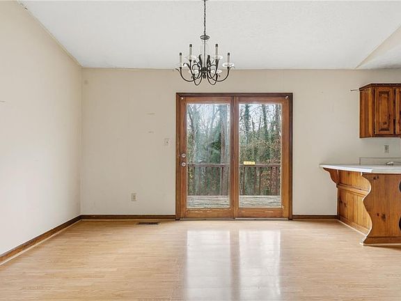 5th image of 82 Fox Ridge Ct