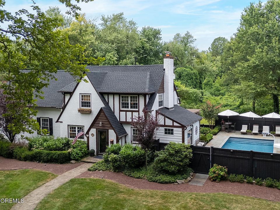 1st image of 21 Buttonwood Drive
