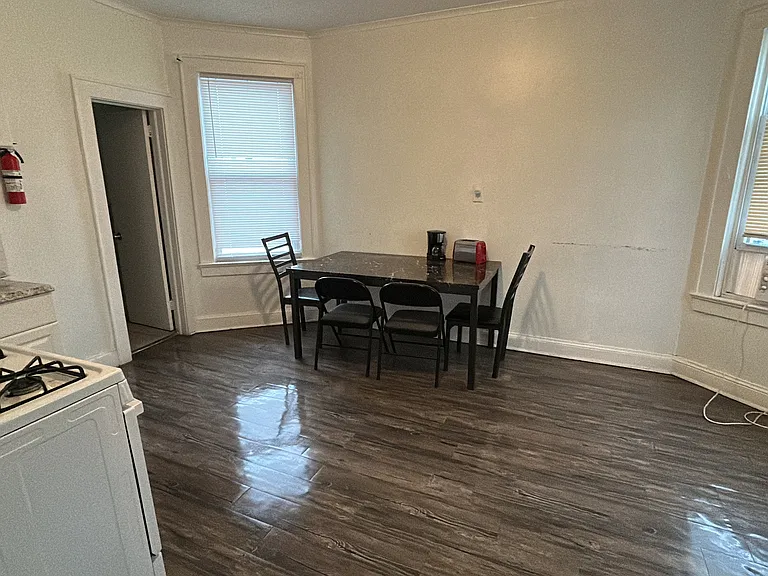370 E 18th St #1 — Photo 4