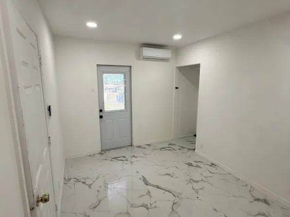 2742 Pierce St, Hollywood, FL