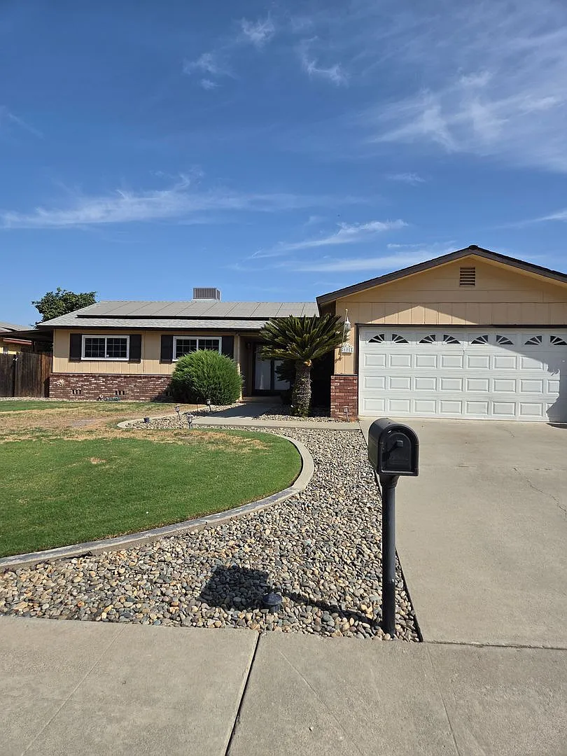Four Bedroom with pool! — Photo 2