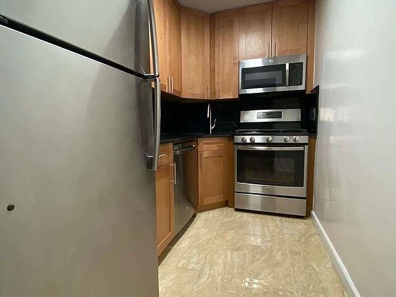 5th image of 250 E 63rd St APT 705