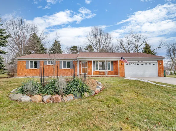 6084 Herbmoor St, Troy, MI 48098