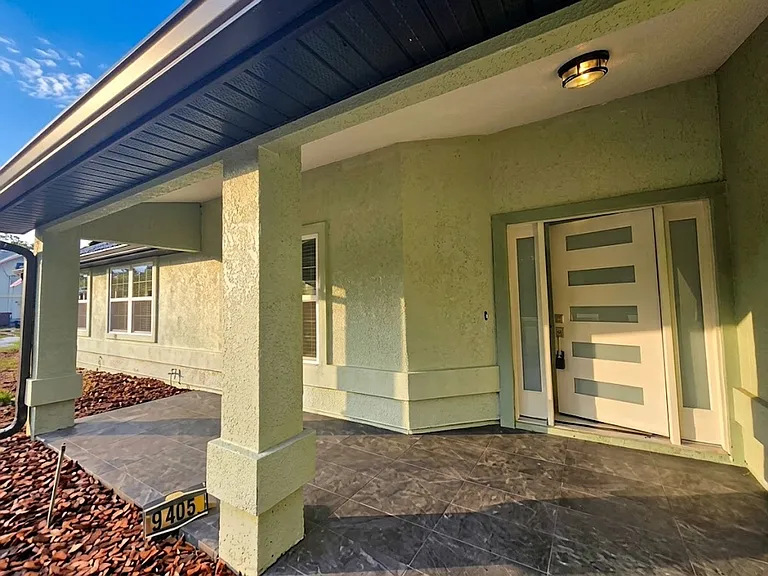 9405 SW 21st Ave — Photo 2