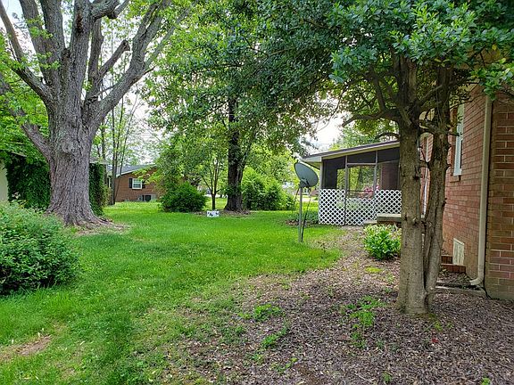 2nd image of 832 Glenrose Ave
