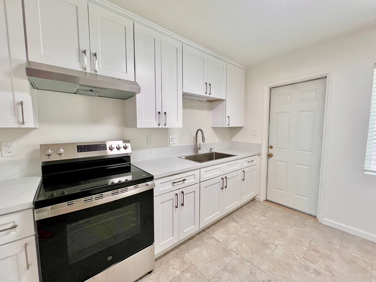 2 bed, 700 sqft, $2,295 — Photo 3